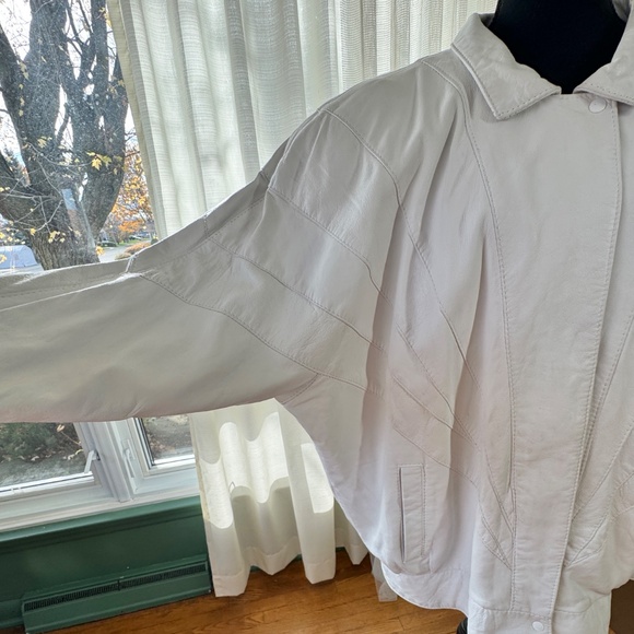 Vintage 1980s leather jacket, white oversized shoulders, batwing sleeves, 14/16 - Picture 2 of 13